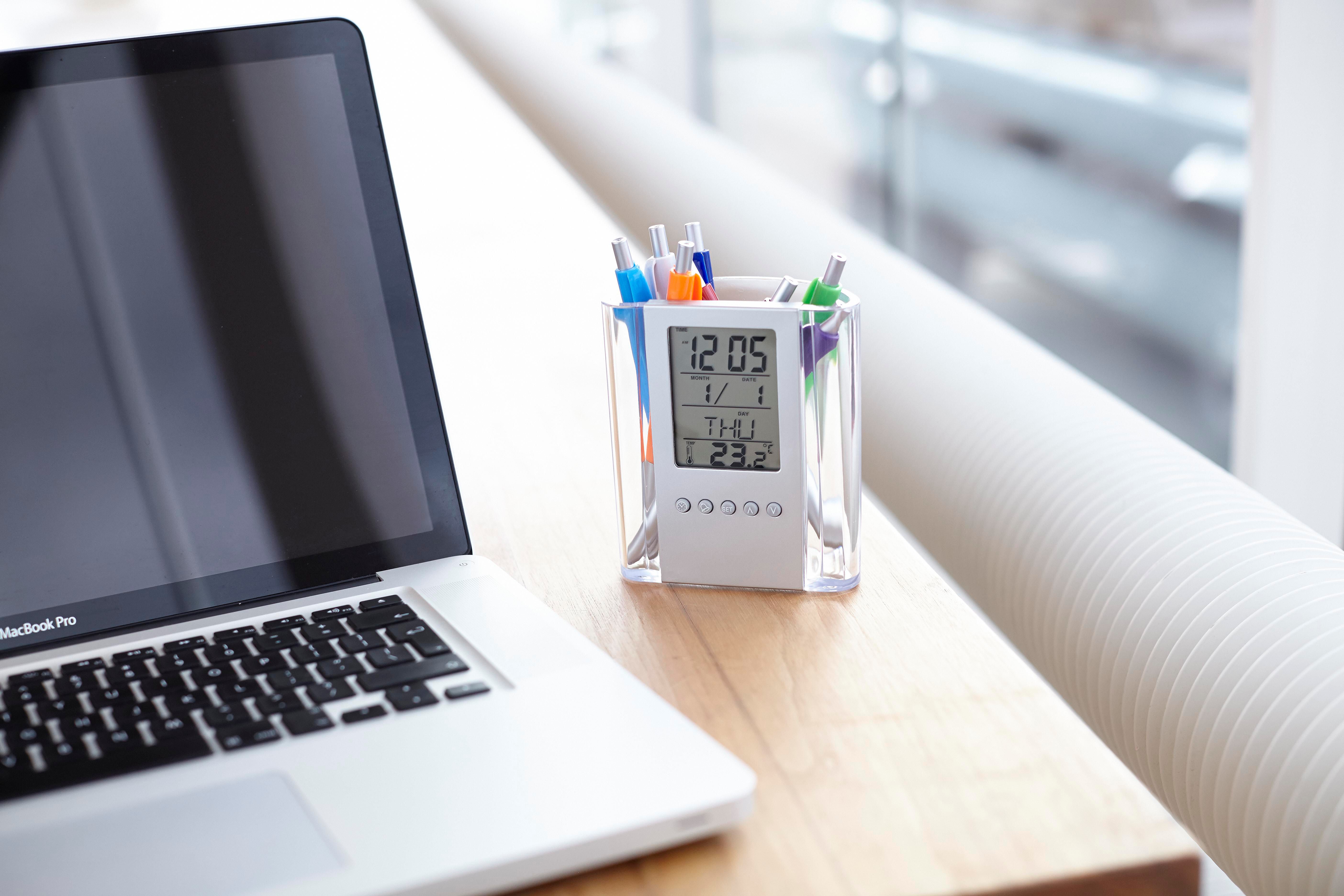 Vue 4 de Horloge de bureau Carter | Porte-stylos