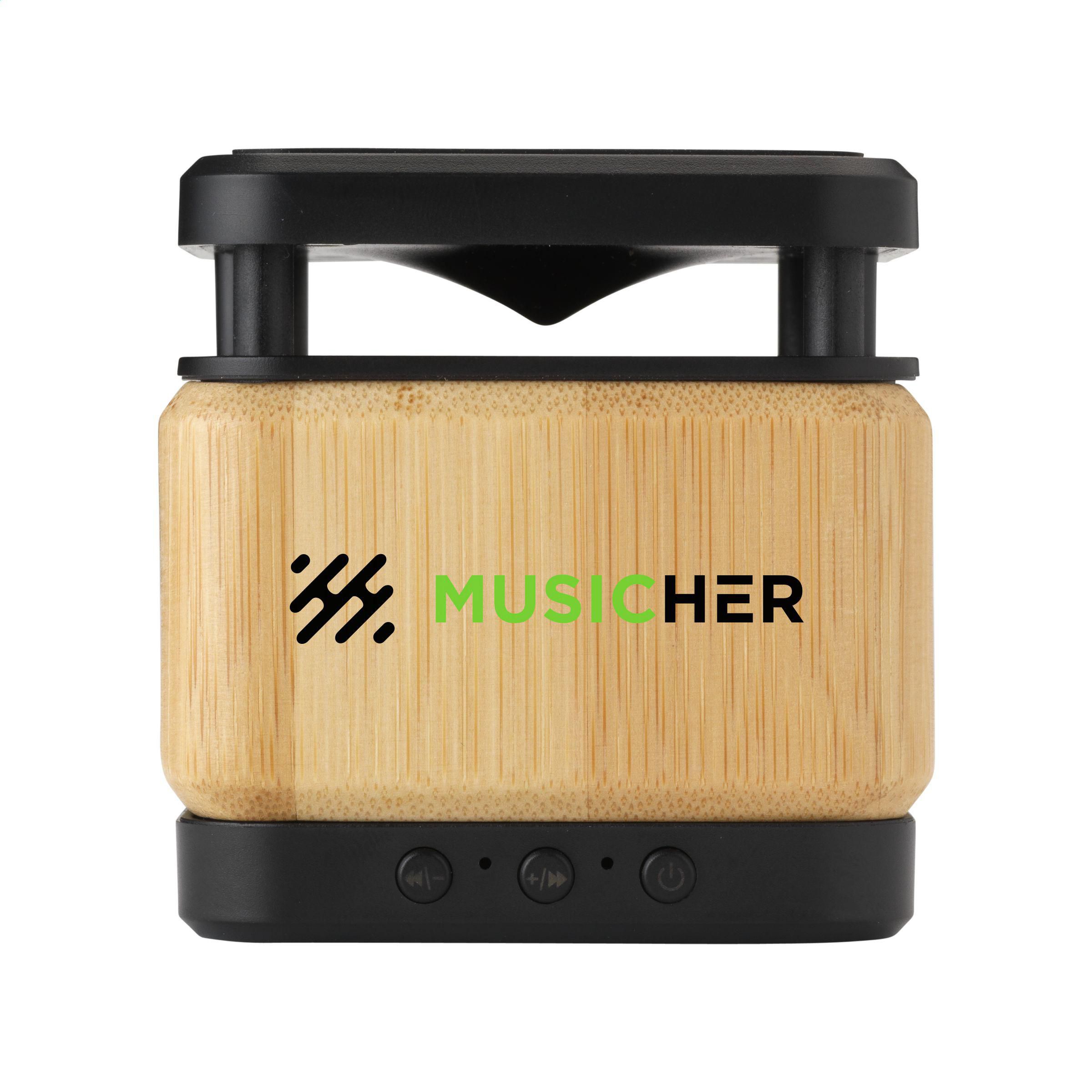 Vue 2 de Bamboo Block Speaker avec chargeur sans fil