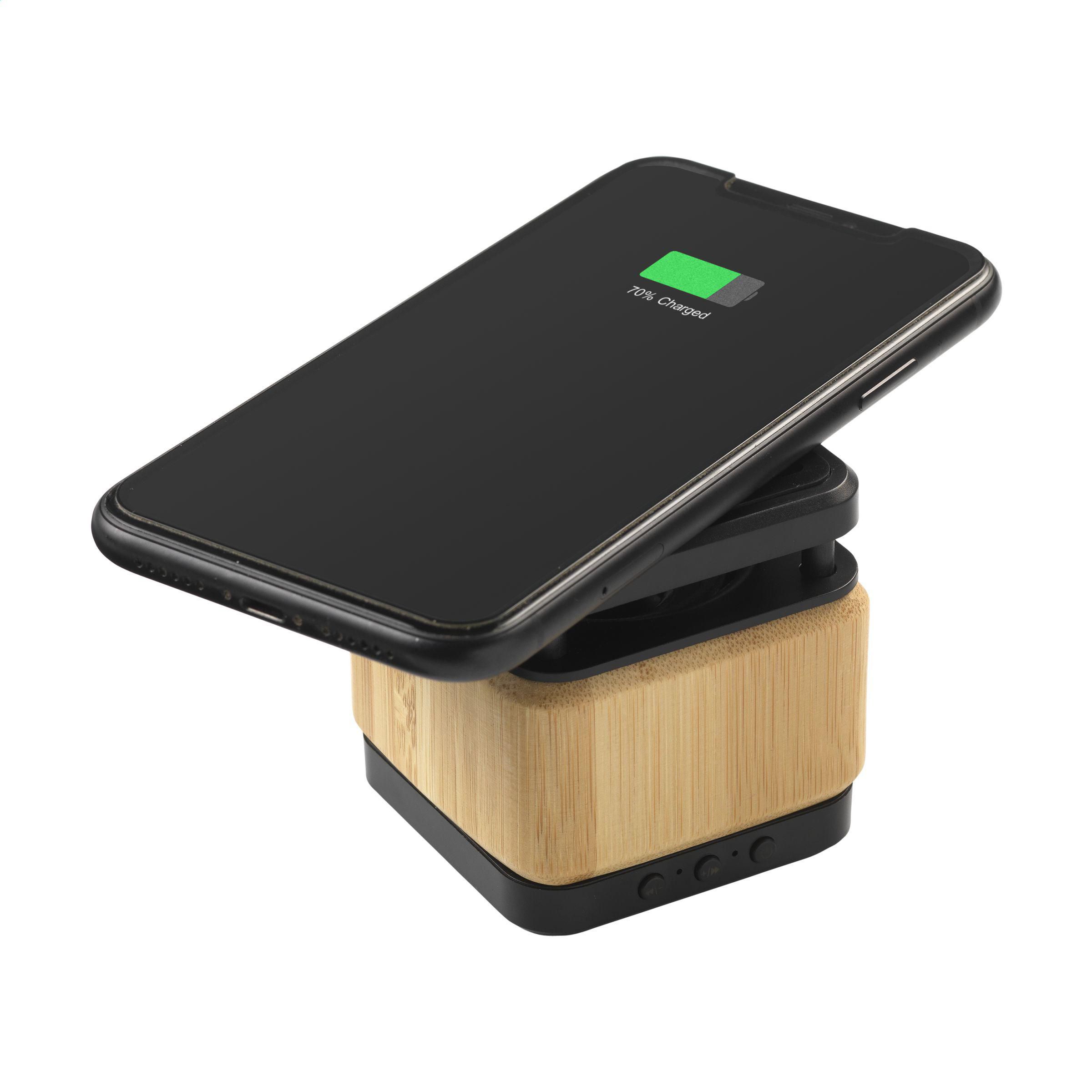 Vue 4 de Bamboo Block Speaker avec chargeur sans fil