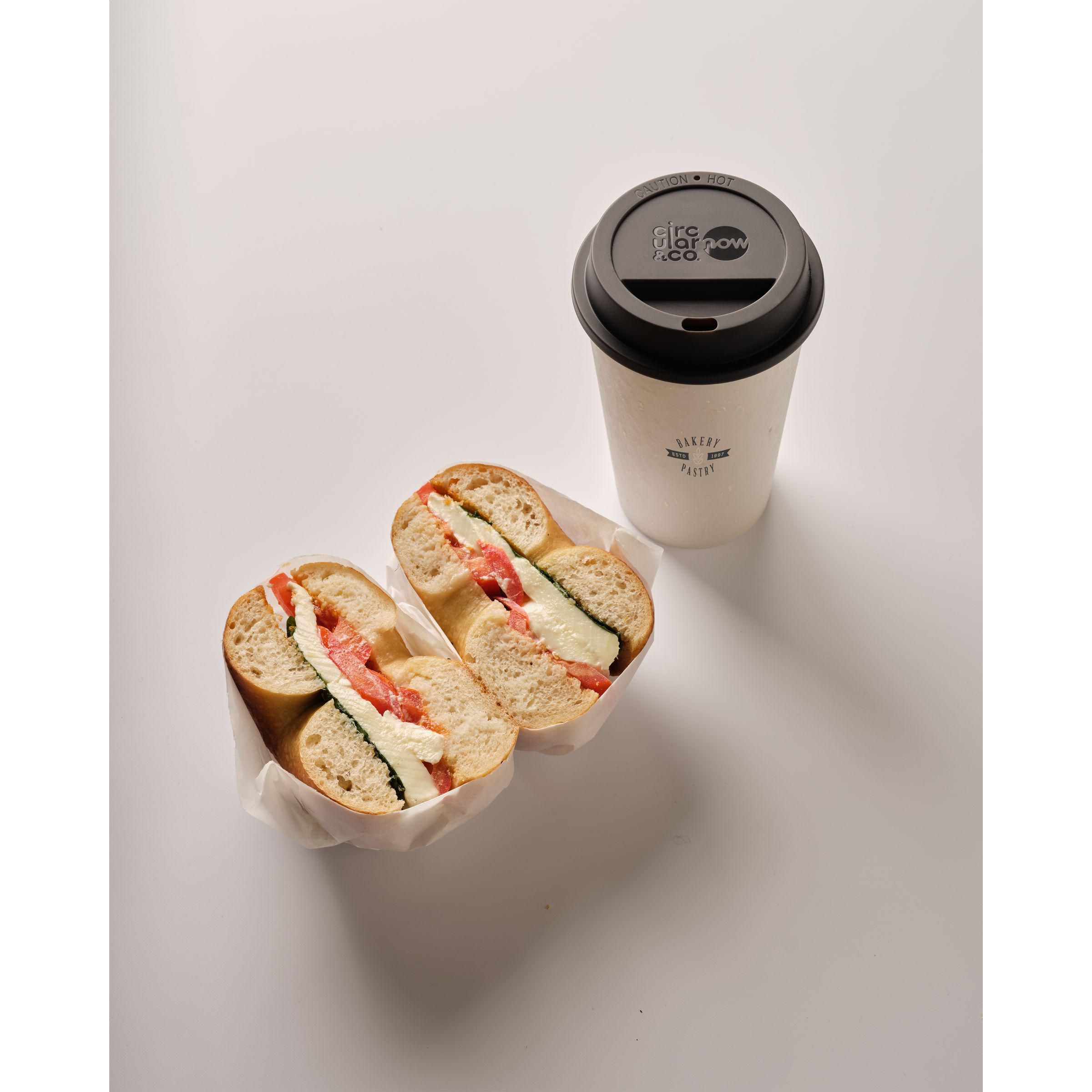 Vue 5 de Circular&Co Recycled Now Cup Black Lid 340 ml mug