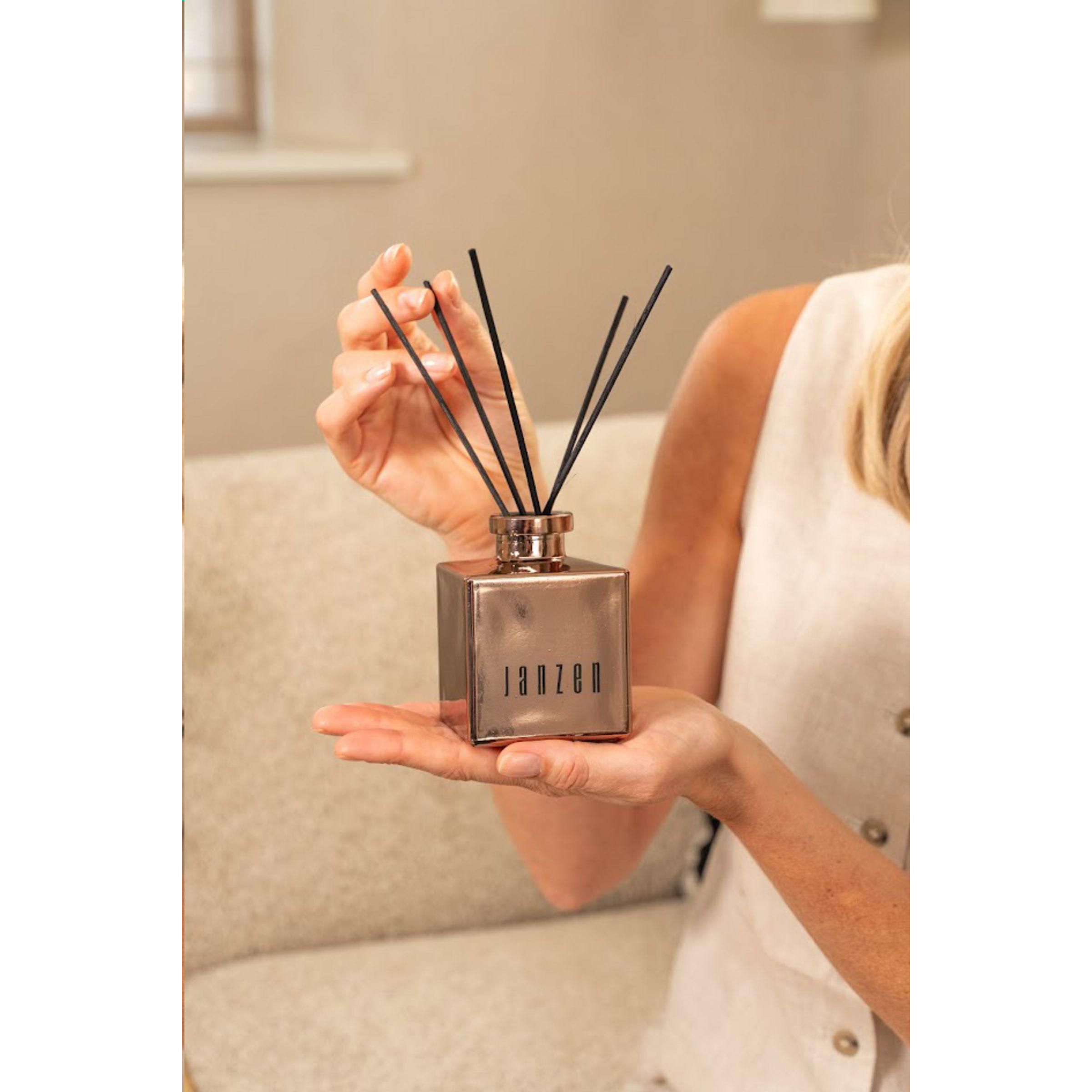 Vue 8 de JANZEN Home Fragrance Sticks Gracious
