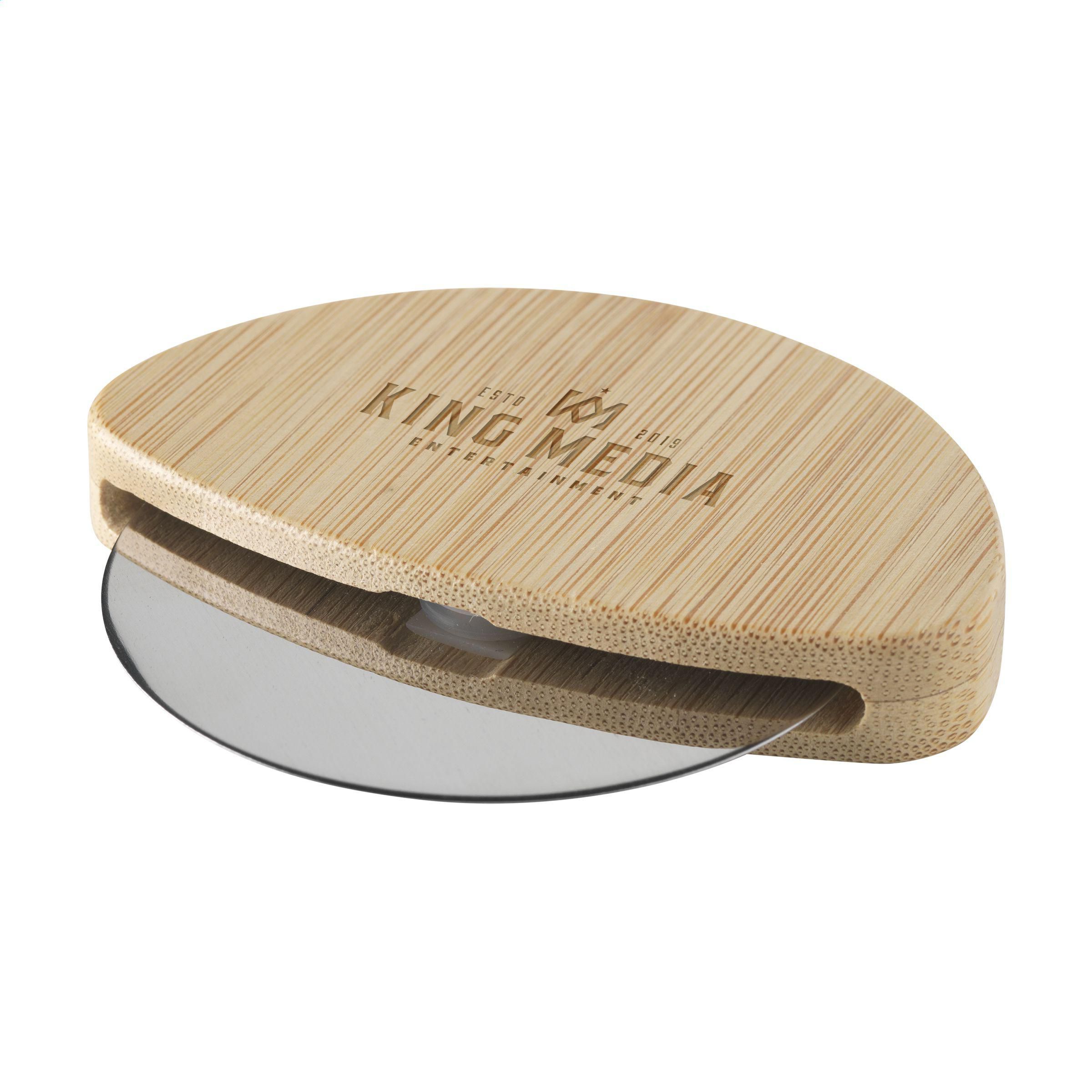 Vue 2 de Cortello Bamboo Pizza Cutter couteau à pizza
