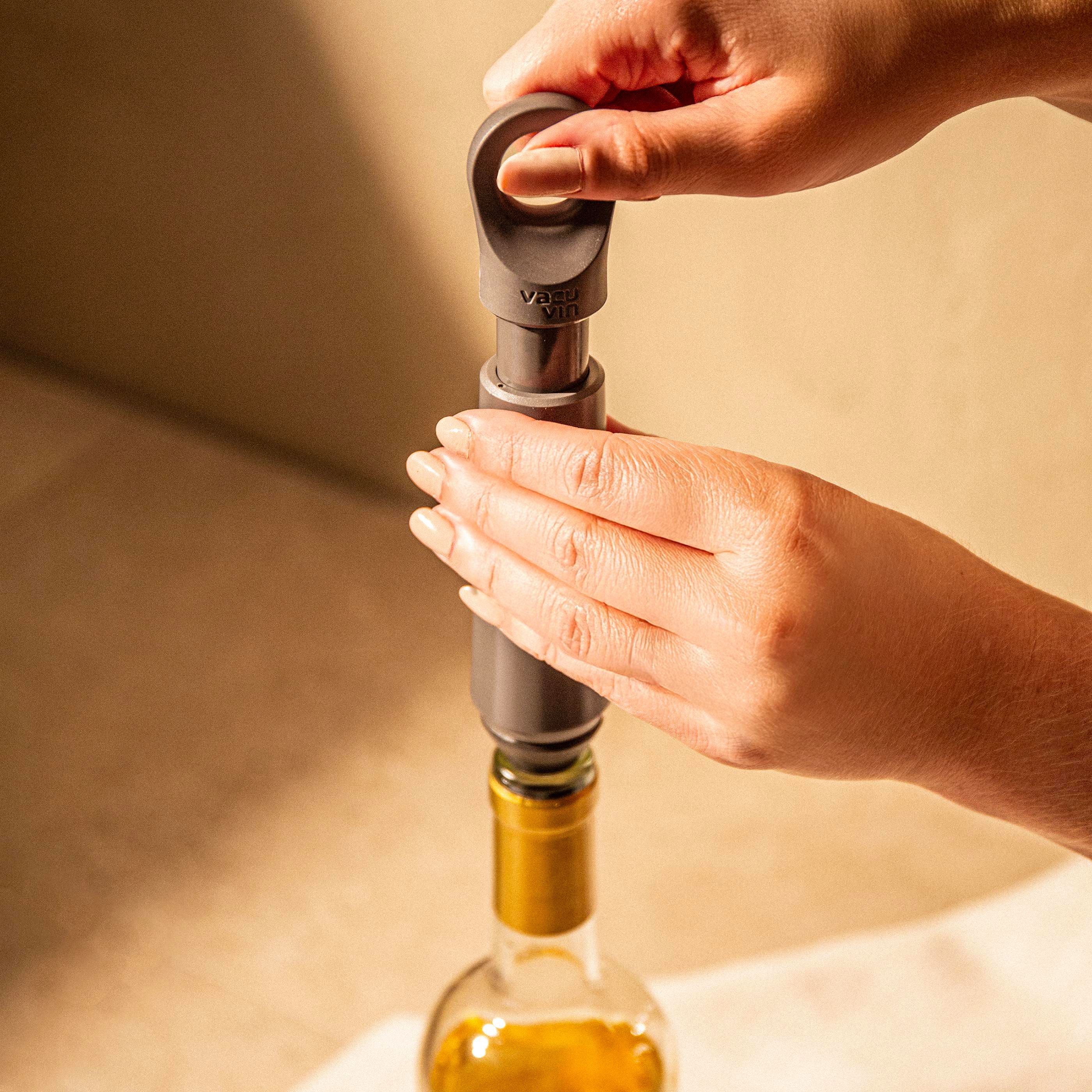 Vue 3 de Wine Saver Loop pompe à vide pour le vin
