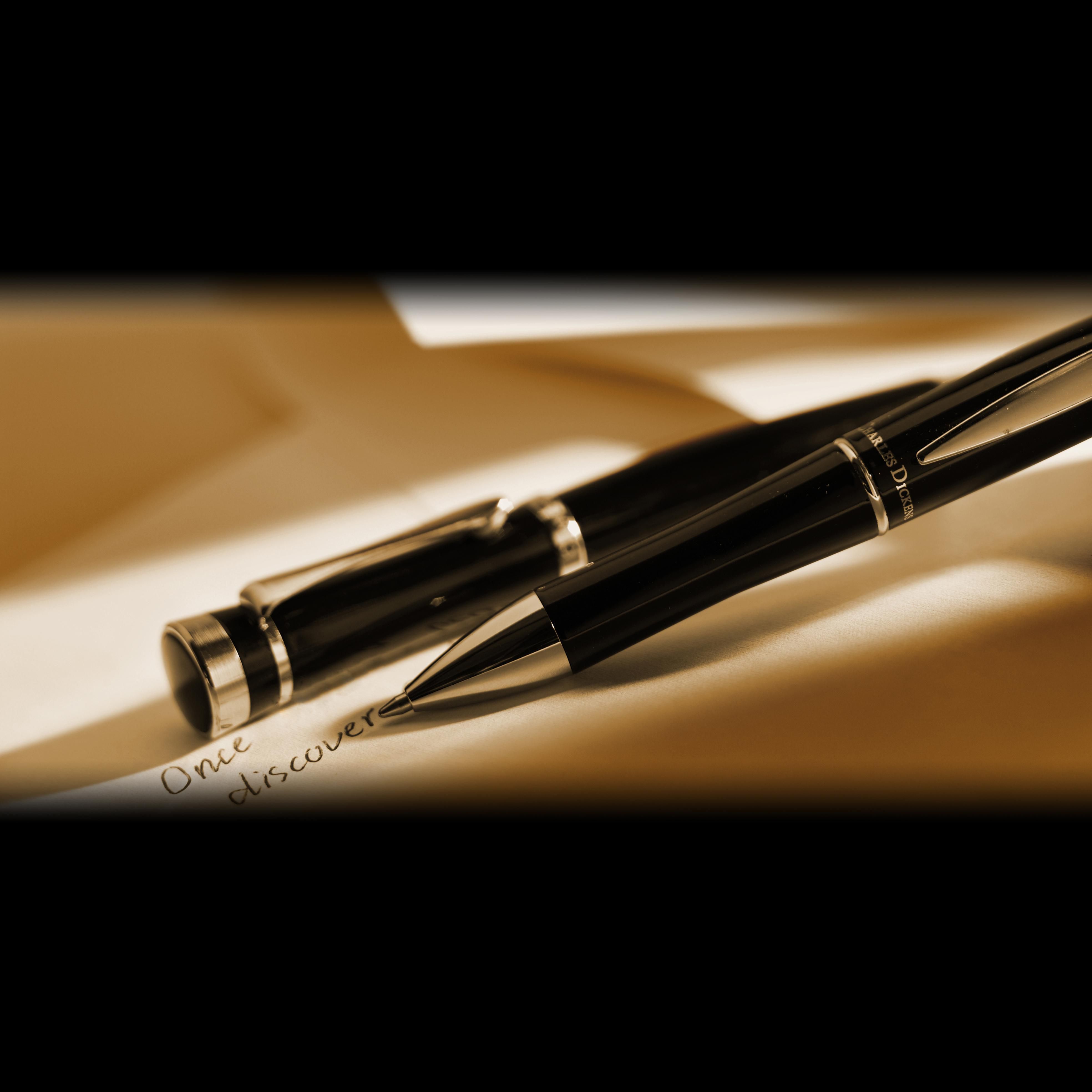 Vue 6 de Charles Dickens stylo bille Bibi | Métal