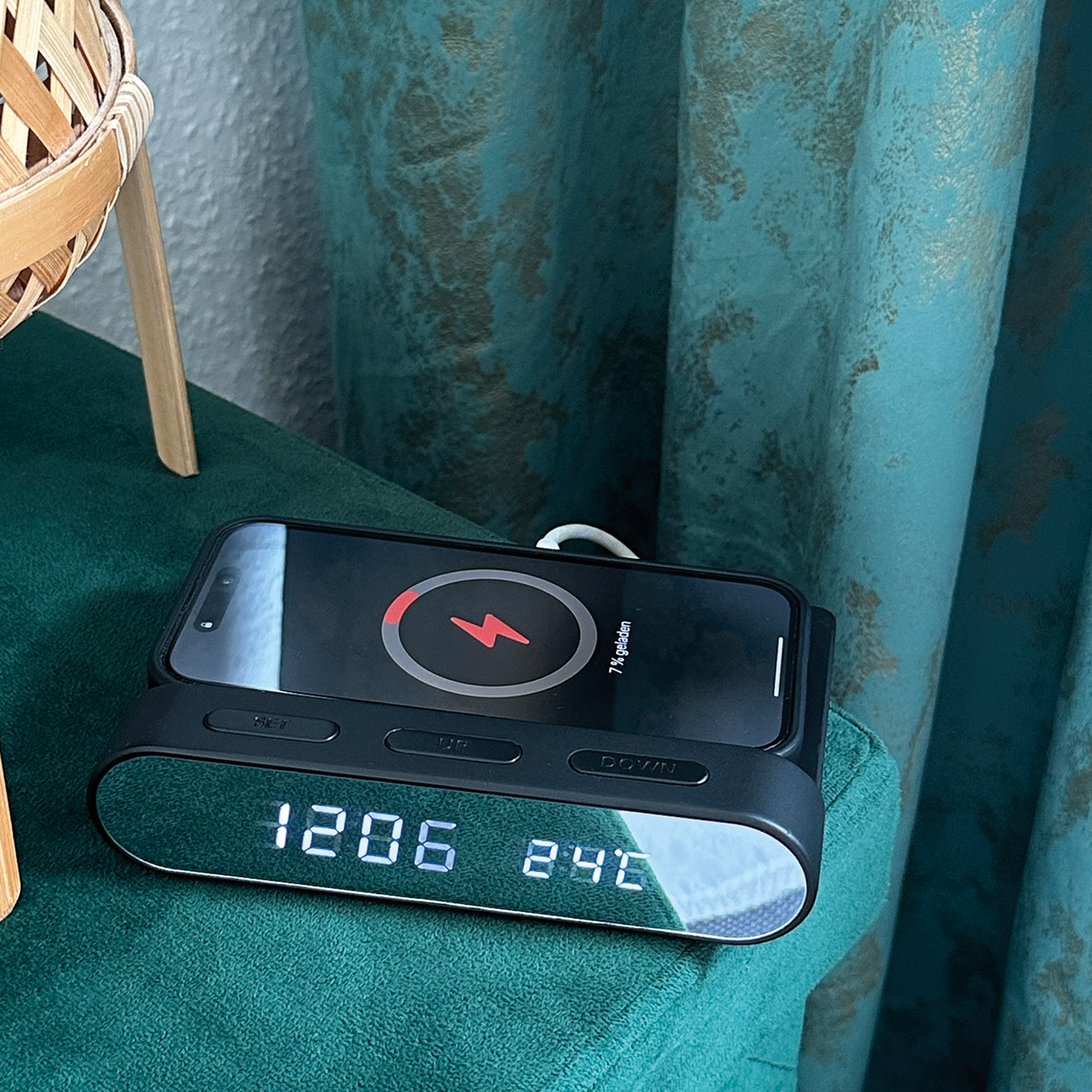 Vue 3 de Réveil et Wireless charger Adelaine
