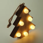 Sapin décoré en bois (80% de peuplier et 20% de bois de rose) avec 6 lumières LED et cordon de suspension. 1 pile CR2032 incluse.  Le bois est un produit naturel, et présente de légères variations de couleur, de décoration et de tailles. – Image 5
