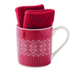Coffret cadeau comprenant une paire de gants tricotés pour écran tactile avec un motif de flocon de neige et une tasse en céramique. Capacité : 300 ml. Présenté dans une boîte assortie. – Image 5