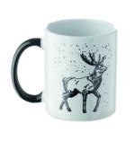 Mug en céramique avec motif saisonnier. Emballage individuel dans une boîte cadeau en carton assortie. Capacité : 300 ml.