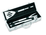 Très beau coffret barbecue 3 pièces dans une valise en aluminium. Plaque pour impression du logo.