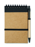 Carnet à spirale en papier recyclé avec stylo assorti. 140 pages en papier recyclé ordinaire (70 feuilles). Stylo à bille à bouton poussoir assorti en carton recyclé et plastique biodégradable. Encre bleue. Bande élastique de fermeture  et passant à stylo. FSC®-certified | FSC MIX, P7.1, FSC-C213206
