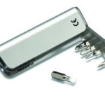 Set d'outils comprenant 6 tournevis interchangeables et 1 torche LED. En ABS avec finition Métal. 3 piles boutons incluses.