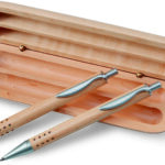 Ensemble comprenant un stylo et un porte-mine dans une boîte en bois.