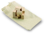 Ce cube en bois est un solide puzzle de dissection. Sept pièces constituées de cubes unitaires doivent être assemblées pour former un cube de 3×3×3. Il existe 240 façons essentiellement distinctes de le faire. Les pièces peuvent également être utilisées pour réaliser une variété d'autres formes en 3D. Ce jeu amusant est présenté dans une pochette en coton. FSC®-certified | FSC 100%, W15.2, FSC-C213206