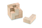Ce cube en bois est un solide puzzle de dissection. Sept pièces constituées de cubes unitaires doivent être assemblées pour former un cube de 3×3×3. Il existe 240 façons essentiellement distinctes de le faire. Les pièces peuvent également être utilisées pour réaliser une variété d'autres formes en 3D. Ce jeu amusant est présenté dans une pochette en coton. FSC®-certified | FSC 100%, W15.2, FSC-C213206 – Image 2