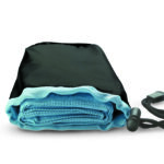 Serviette de sport 70% polyester et 30% polyamide dans sac nylon avec fermeture réglable.