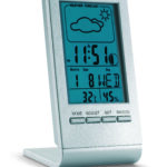 Station météo avec écran LCD bleu. Affiche prévisions météo, heure, date, température, humidité. Fonction réveil. 1 pile bouton incluse.