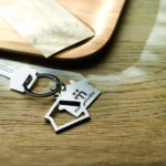 Porte-clés en alliage de zinc forme maison. Emballage boite carton blanche. – Image 2