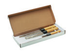 Set de 3 couteaux de style japonais dans un coffret en carton. La lame est en inox et manche en PP.