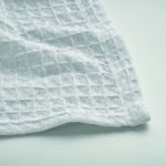 Couverture en coton gaufrée léger de 350 gr/m². Présentée dans une boîte cadeau blanche. – Image 5