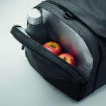 Grand sac de sport ou de voyage en polyester 300D RPET. Compartiment principal avec poches latérales zippées dont une isotherme. Renfort de fond amovible et bandoulière réglable, amovible. – Image 4