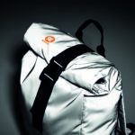 "Sac à dos pour ordinateur 15""enroulable en polyester 190T réfléchissant. Poche intérieure à fermeture auto-agrippante. Dos, bretelles et fond rembourrés. Poche frontale zippée. Partie inférieure en polyester recyclé 600D." – Image 4