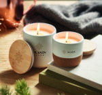 Bougie parfumée en cire végétale dans un pot en grès avec couvercle en bambou et base en liège. 80 gr. Durée de combustion : 7,5 heures. Senteur fraîcheur de lin. Le bambou est un produit naturel, et présente de légères variations de couleur, de décoration et de tailles. – Image 4