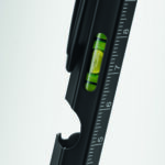 Stylo multifonctions en acier inoxydable incluant : niveau à bulle, règle, stylet, tournevis cruciforme et à tête plate,  lampe LED. 3 piles AG incluses. Encre bleue. – Image 4