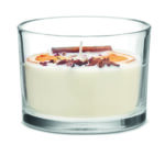 Bougie en cire végétale parfumée avec des fleurs et des fruits séchés dans un pot en verre. 300 gr. Durée de combustion : 50 heures. Senteur cannelle et ciron.