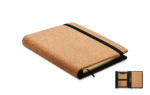 Conférencier A5 en liège. Carnet de notes A5 amovible avec couverture en liège rigide. 192 pages lignées en papier recyclé (96 feuilles). Stylo et porte-stylo assortis. 2 porte-cartes et un grand compartiment. Fermeture élastique.