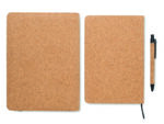 Conférencier A5 en liège. Carnet de notes A5 amovible avec couverture en liège rigide. 192 pages lignées en papier recyclé (96 feuilles). Stylo et porte-stylo assortis. 2 porte-cartes et un grand compartiment. Fermeture élastique. – Image 2