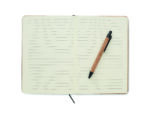 Conférencier A5 en liège. Carnet de notes A5 amovible avec couverture en liège rigide. 192 pages lignées en papier recyclé (96 feuilles). Stylo et porte-stylo assortis. 2 porte-cartes et un grand compartiment. Fermeture élastique. – Image 4