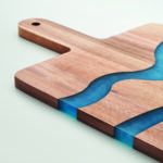 Planche de service en bois d'acacia avec détails incrustés en résine époxy et poignée.  Le bois est un produit naturel, et présente de légères variations de couleur, de décoration et de tailles. – Image 5