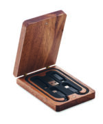 Câble de chargement 3 en 1 avec différents connecteurs. Présenté dans une boîte en bois d'acacia. Câble Type-C vers Type C, C vers USB-A, C vers micro-B, C vers connecteurs Lightning.