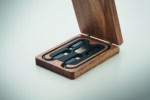 Câble de chargement 3 en 1 avec différents connecteurs. Présenté dans une boîte en bois d'acacia. Câble Type-C vers Type C, C vers USB-A, C vers micro-B, C vers connecteurs Lightning. – Image 5