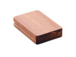 Câble de chargement 3 en 1 avec différents connecteurs. Présenté dans une boîte en bois d'acacia. Câble Type-C vers Type C, C vers USB-A, C vers micro-B, C vers connecteurs Lightning. – Image 3