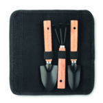 Set de 3 outils de jardinage. Griffe, pelle et transplantoir. Présentés dans une pochette en feutre RPET.