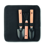 Set de 3 outils de jardinage. Griffe, pelle et transplantoir. Présentés dans une pochette en feutre RPET.