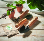 Set de 3 outils de jardinage. Griffe, pelle et transplantoir. Présentés dans une pochette en feutre RPET. – Image 4