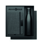 Coffret de luxe 3 pièces. Comprend un carnet A5 avec couverture rigide en RPET. 160 pages lignées en papier recyclé (80 feuilles). Fermeture élastique assortie, ruban marque-page et porte-stylo. Stylo à bille twist assorti. Bouteille en acier inox à double paroi. Capacité : 500 ml. Présentée dans coffret. FSC®-certified | FSC MIX CREDIT, P7.1, FSC-C213206 – Image 3
